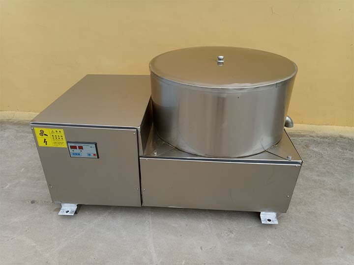 Centrifugal potato chips de-oiling machine
