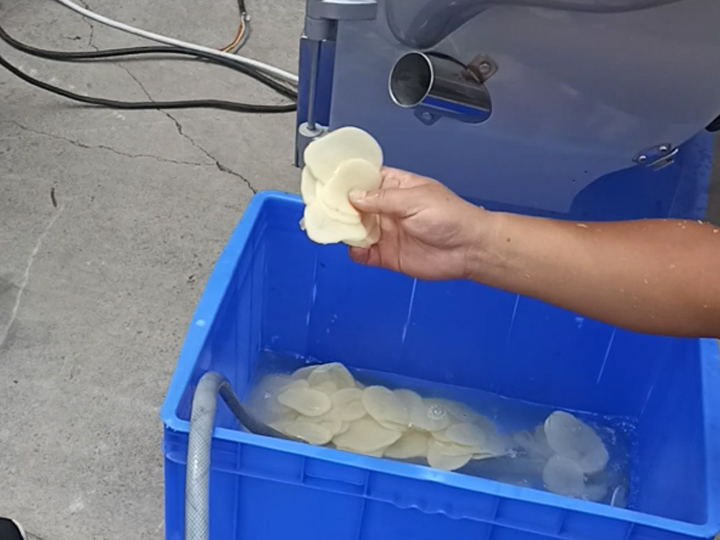 Potato chips slicing machine working