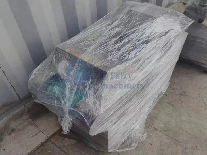 Plastic film wrapped crinkle fries cutting machine